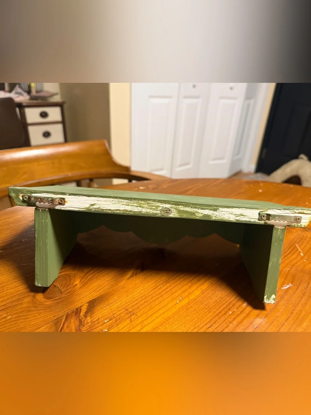 ✨ Vintage Green Decorative Wall Shelf - Classic Scalloped Accent